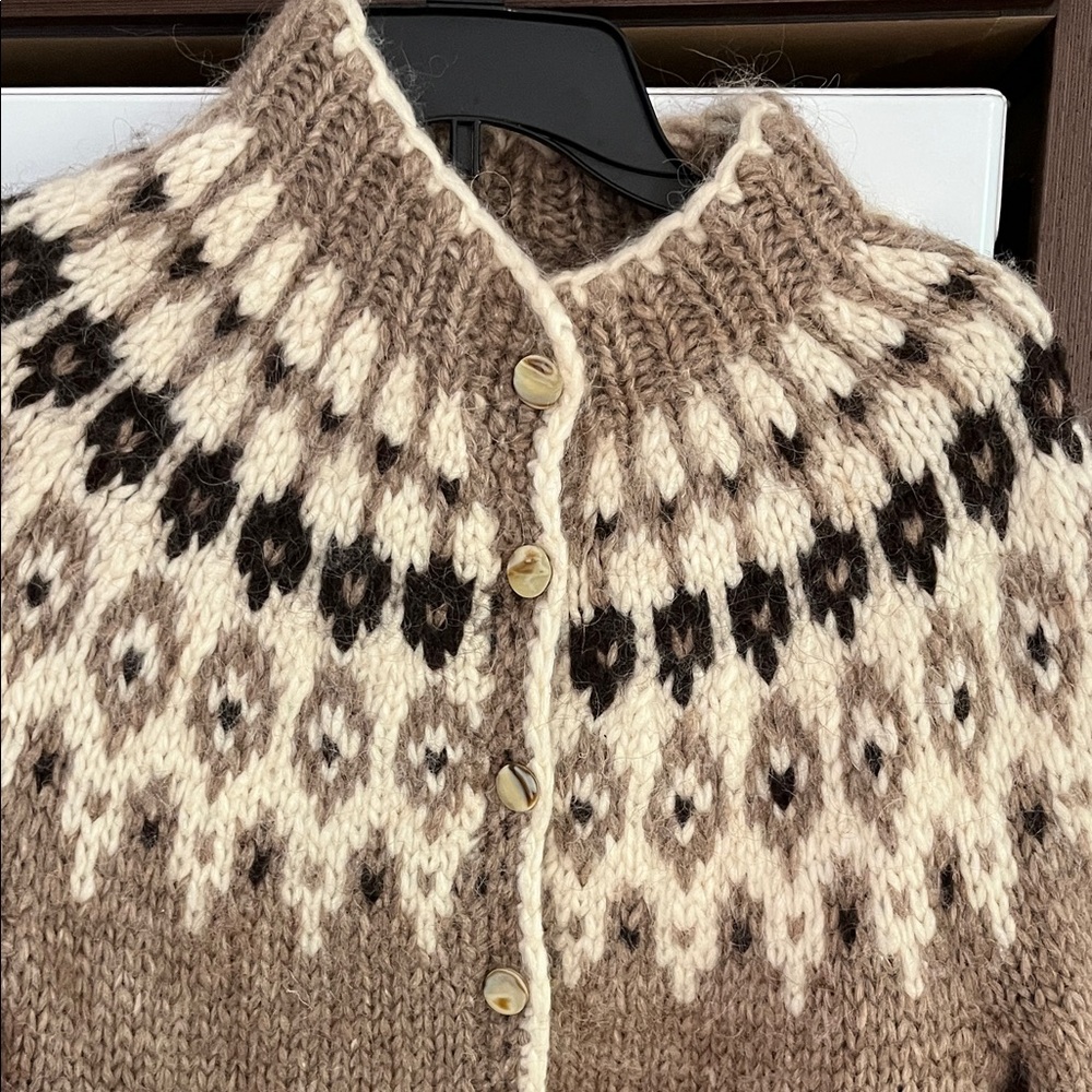 Icelandia..  Vintage Hand Knit 100% Pure Virgin Wool Sweater Sz S/M?